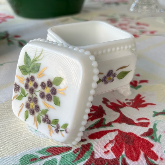 Vintage milk glass jewelry box. - Picture 5 of 9